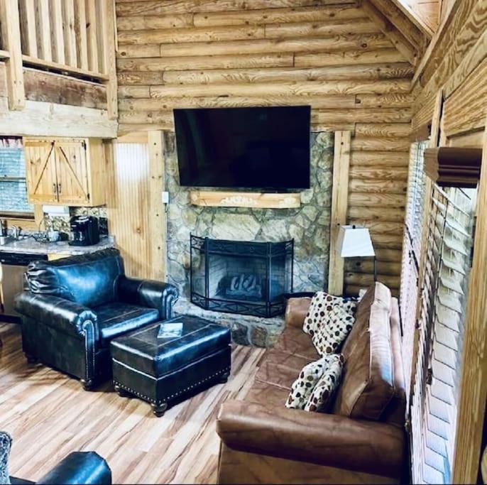 Rustic Black Bear Cabin ピジョンフォージ エクステリア 写真